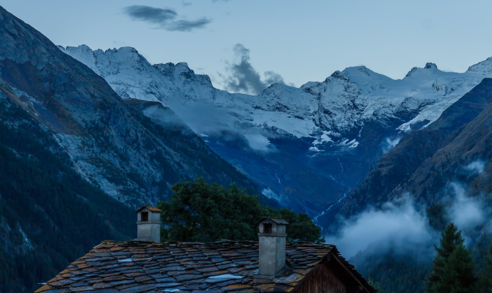 Gimillan (1805m.) in Cogne Valley (Italië). Zicht vanaf het balkon van hotel Grauson in de vroege ochtend 02