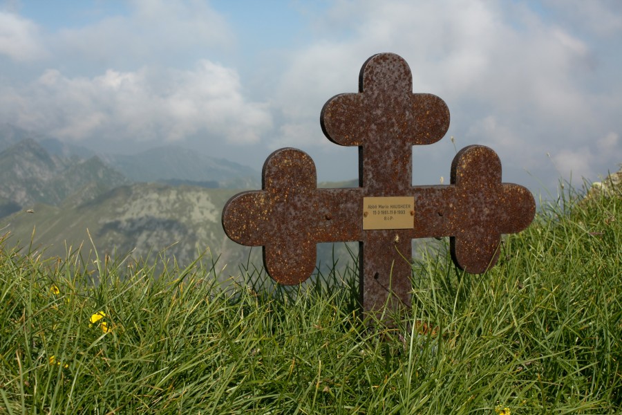 Iron cross on the way to the top of Moldoveanu