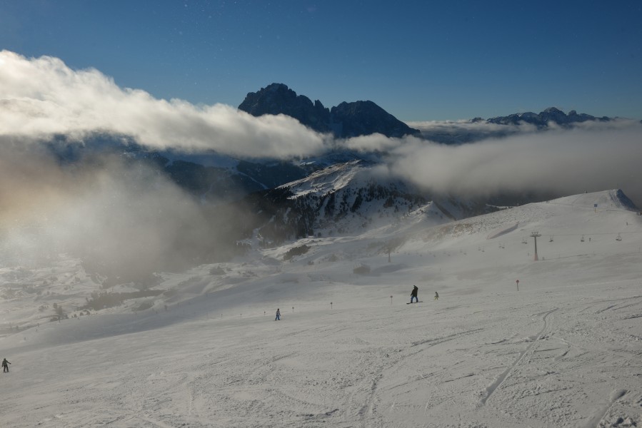 Skiing on Seceda in a blow of snow