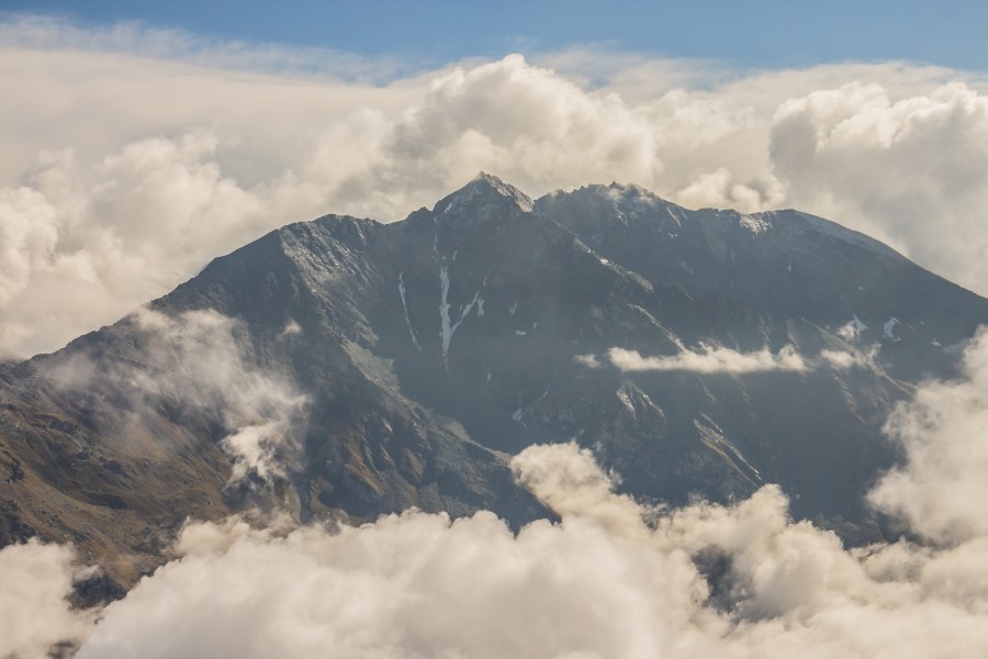 Sorebois Val d'Anniviers (2438 m). Zicht op bergen en wolken boven Zinal 02