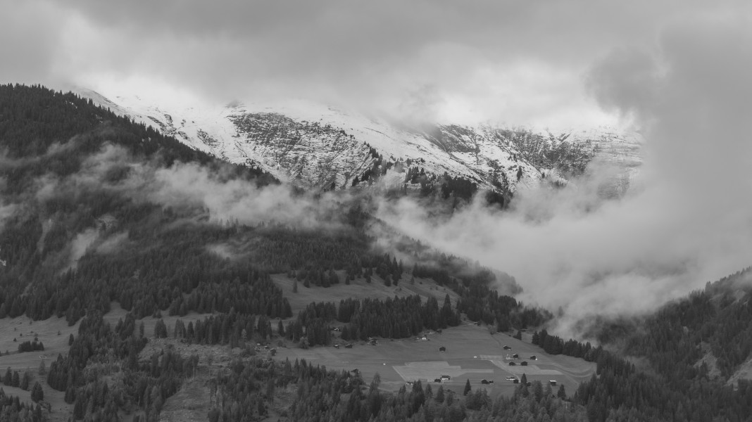 Tschiertschen (1350 meter). Zicht op bergen vanaf het balkon van het hotel 06