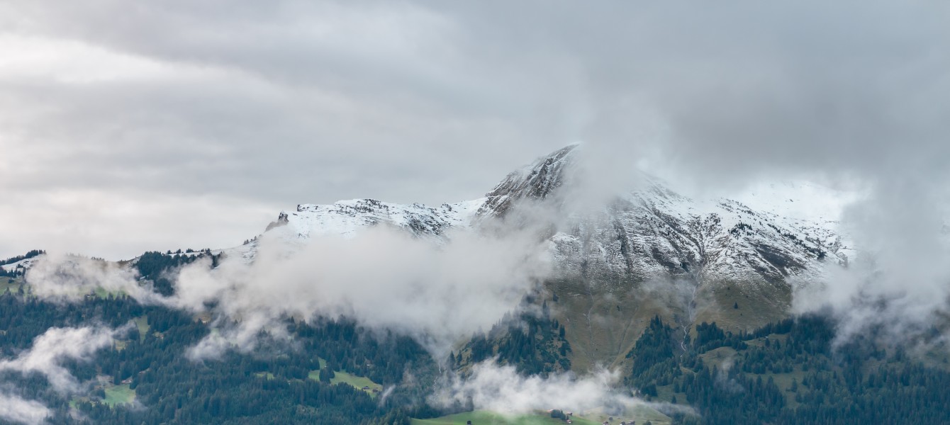 Tschiertschen (1350 meter). Zicht op bergen vanaf het balkon van het hotel 07
