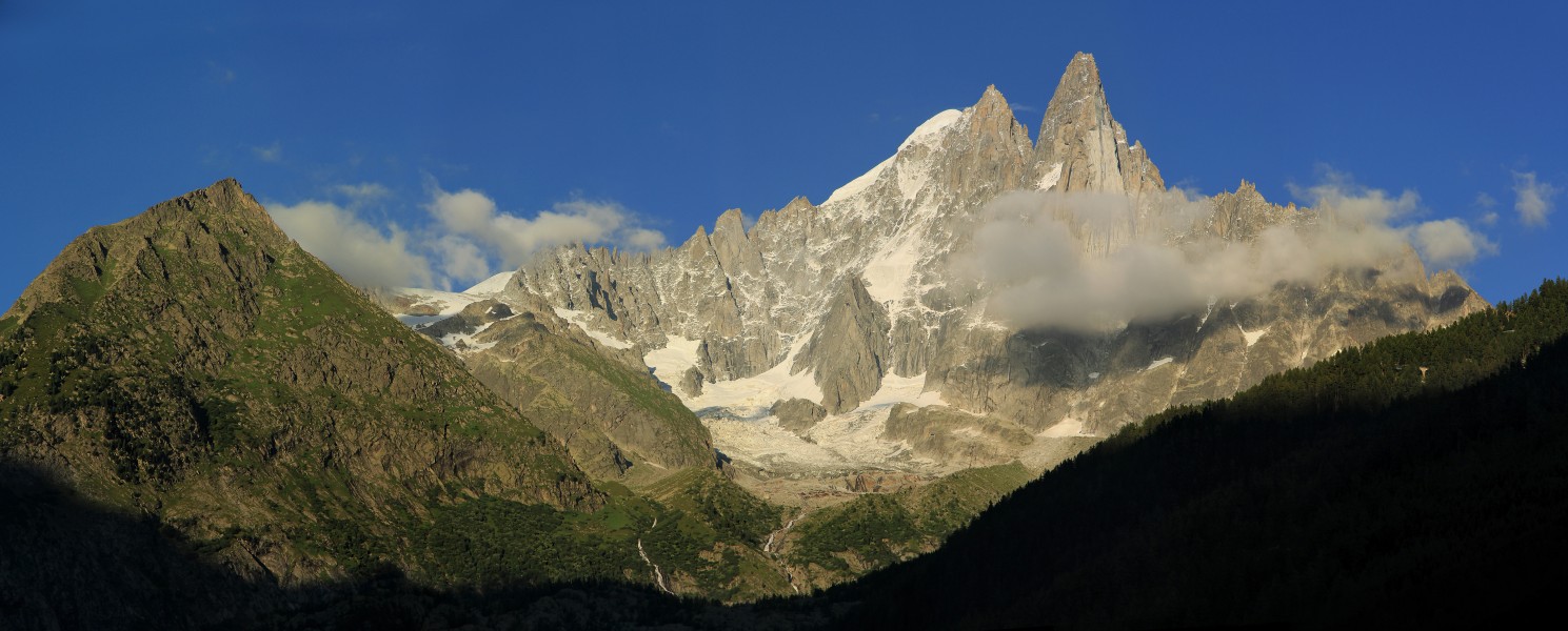 Wide view to Aiguille Verte & Les Drus from Les Praz 2