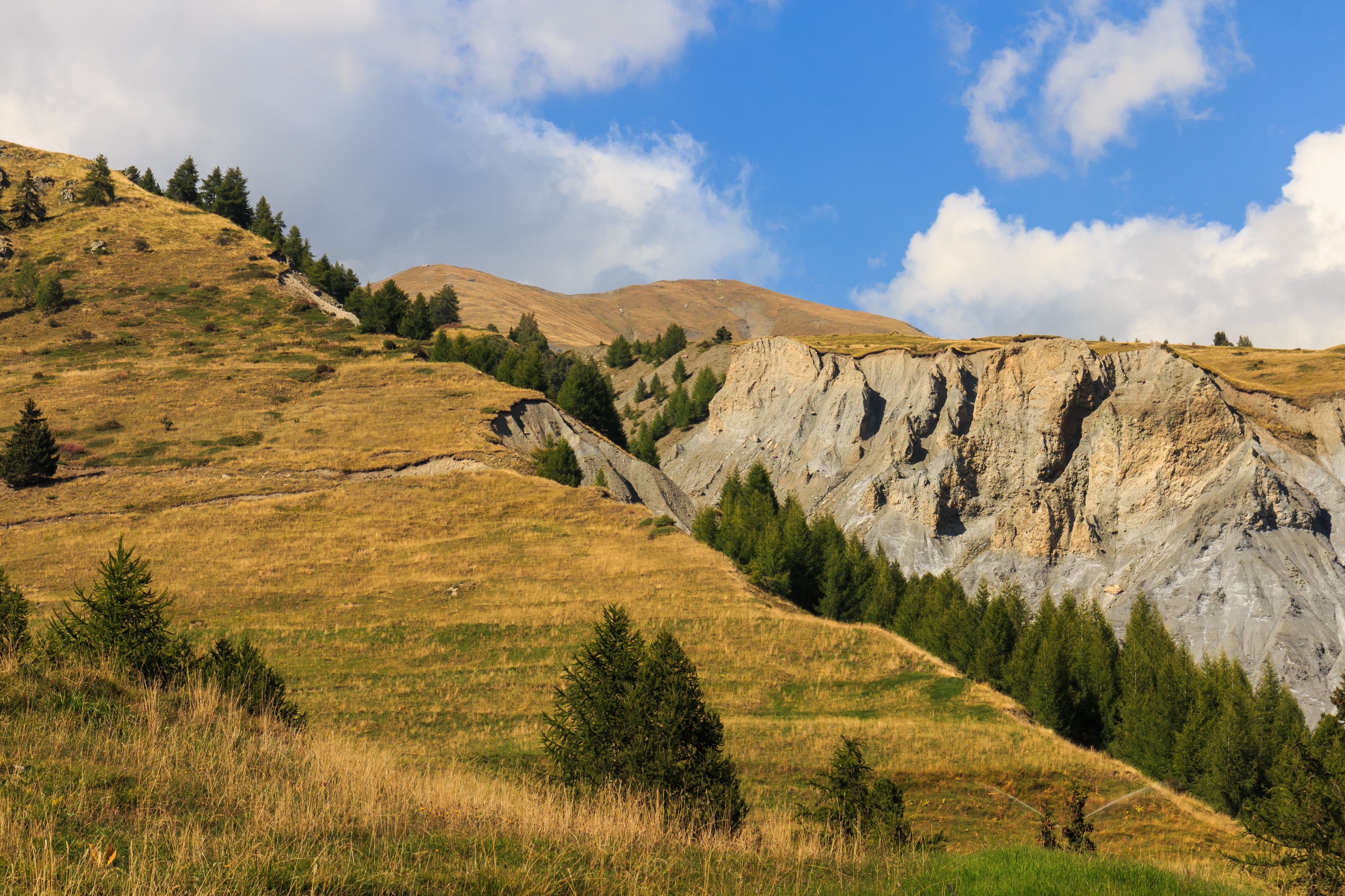 Bergtocht van Homene Dessus naar Vens in Valle d'Aosta. Zicht op rotsen met grillige erosievormen 06