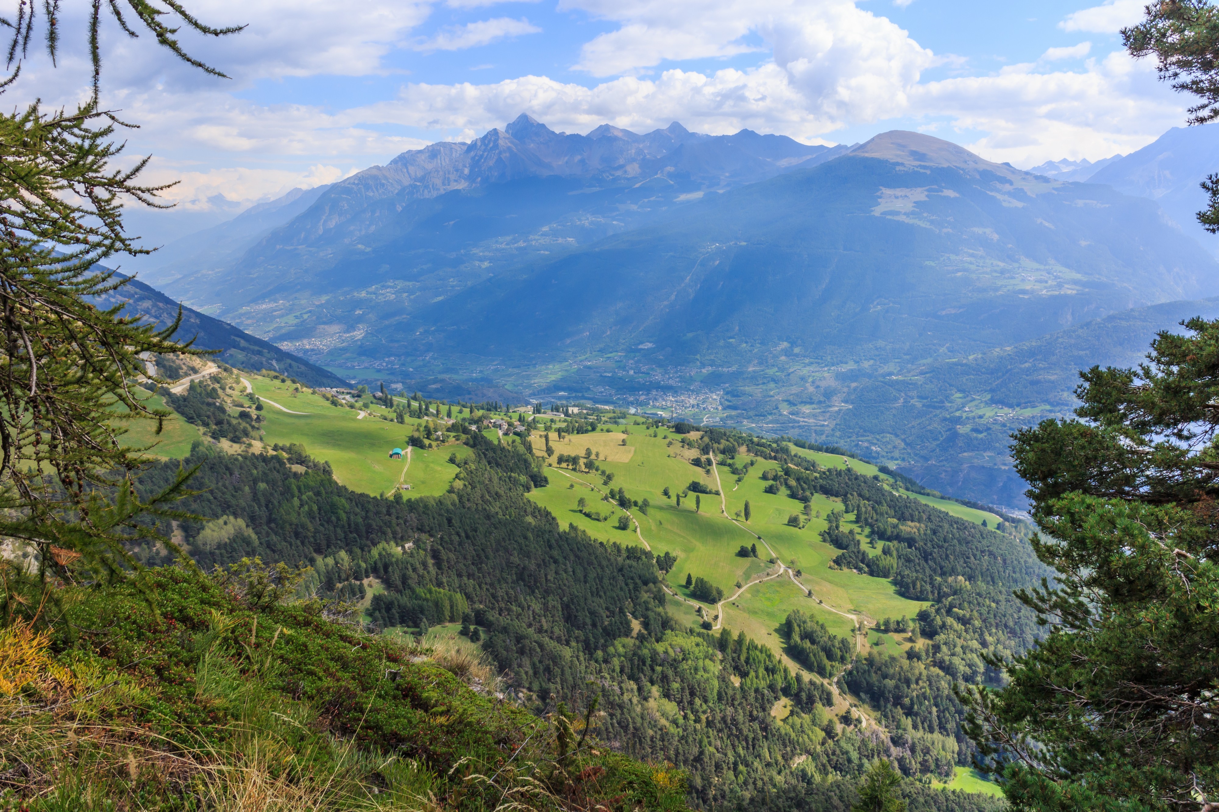Bergtocht van Homene Dessus naar Vens in Valle d'Aosta. Zicht op Valle d'Aosta 01