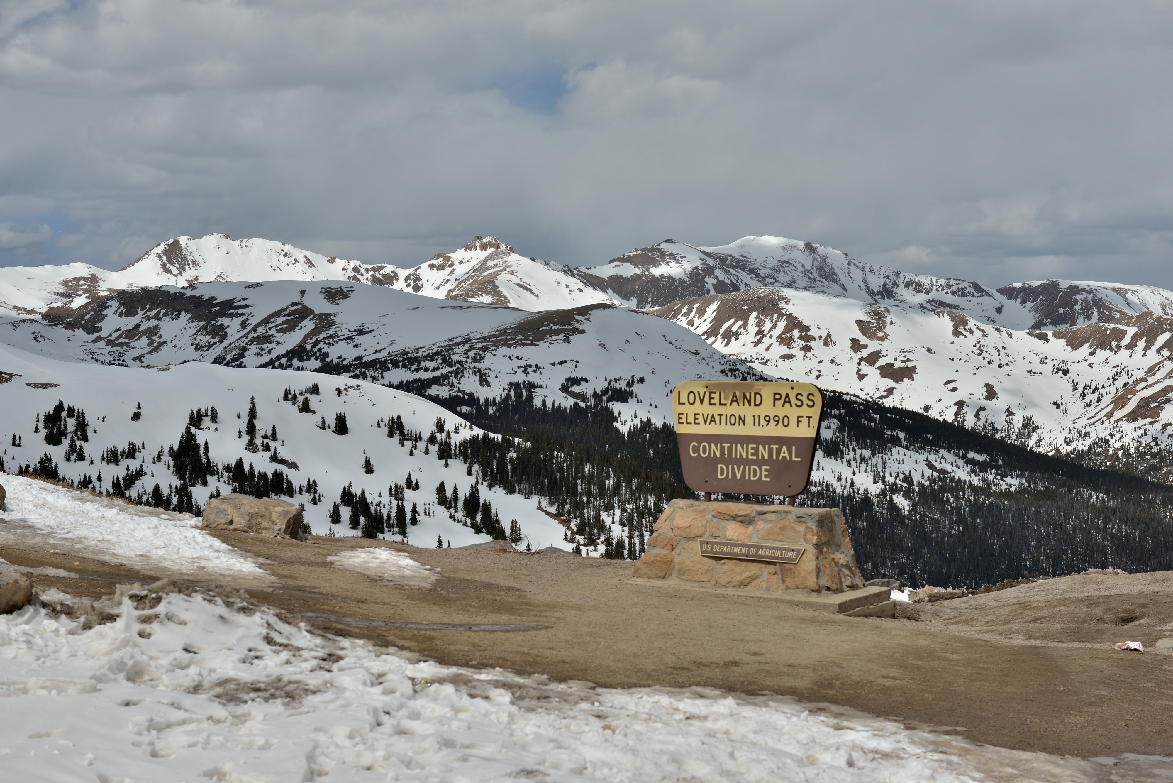 Continental divide on Loveland pass 3654 m