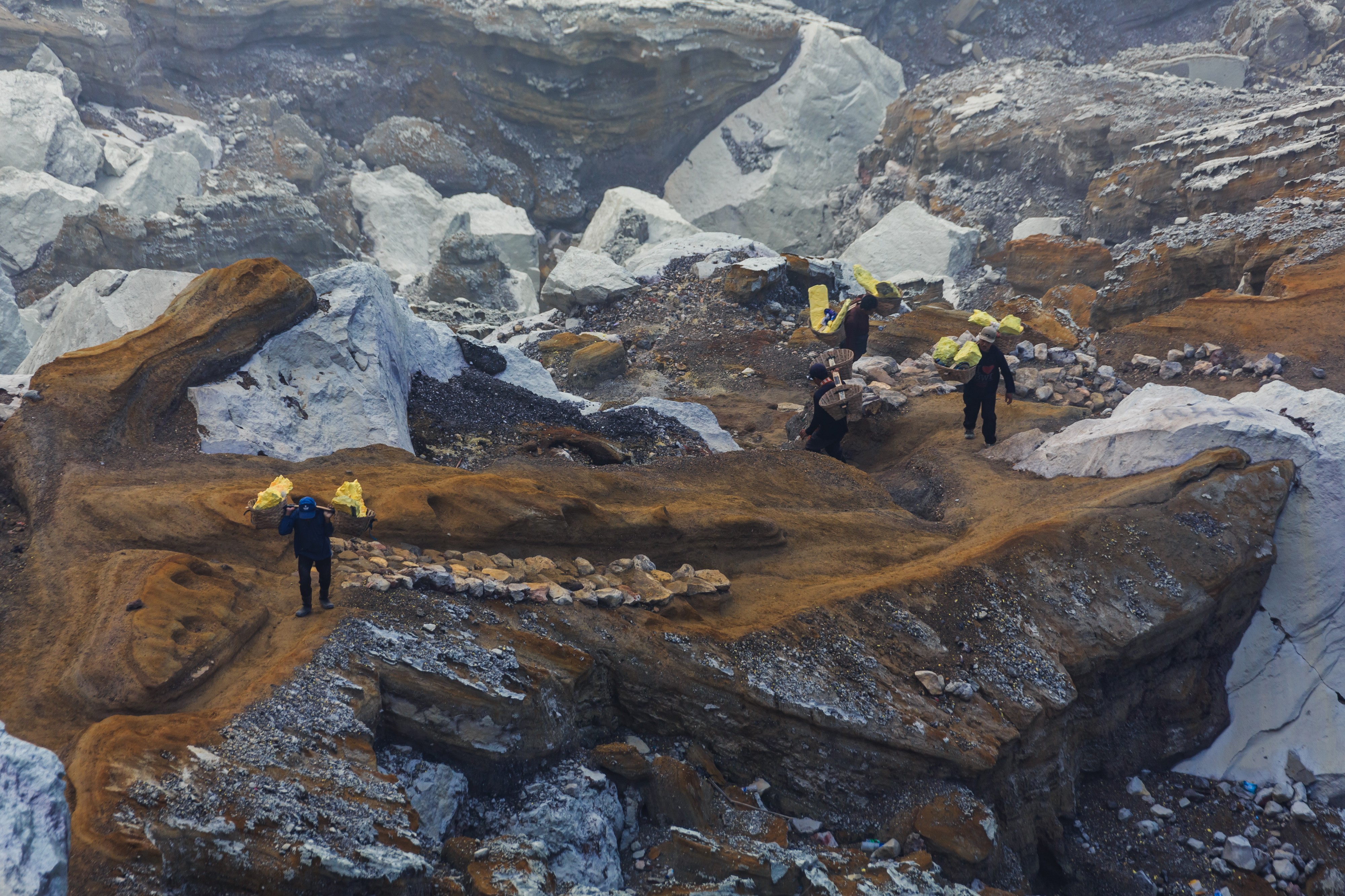 Kawah-Ijen Indonesia Ijen-Sulfur-Miner-09