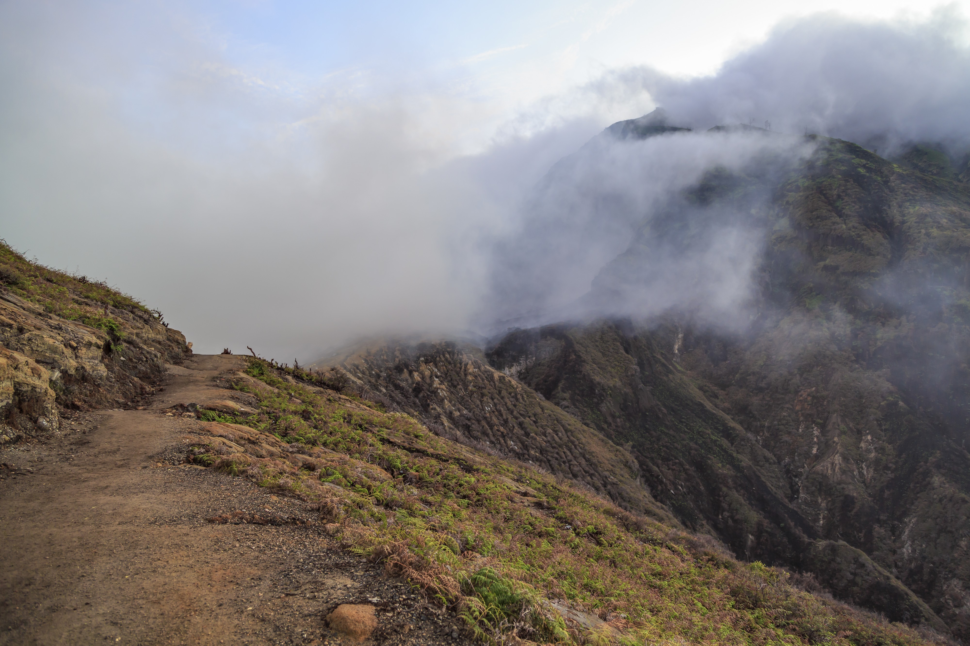 Kawah-Ijen Indonesia Morning-fog-at-crater-rim-01