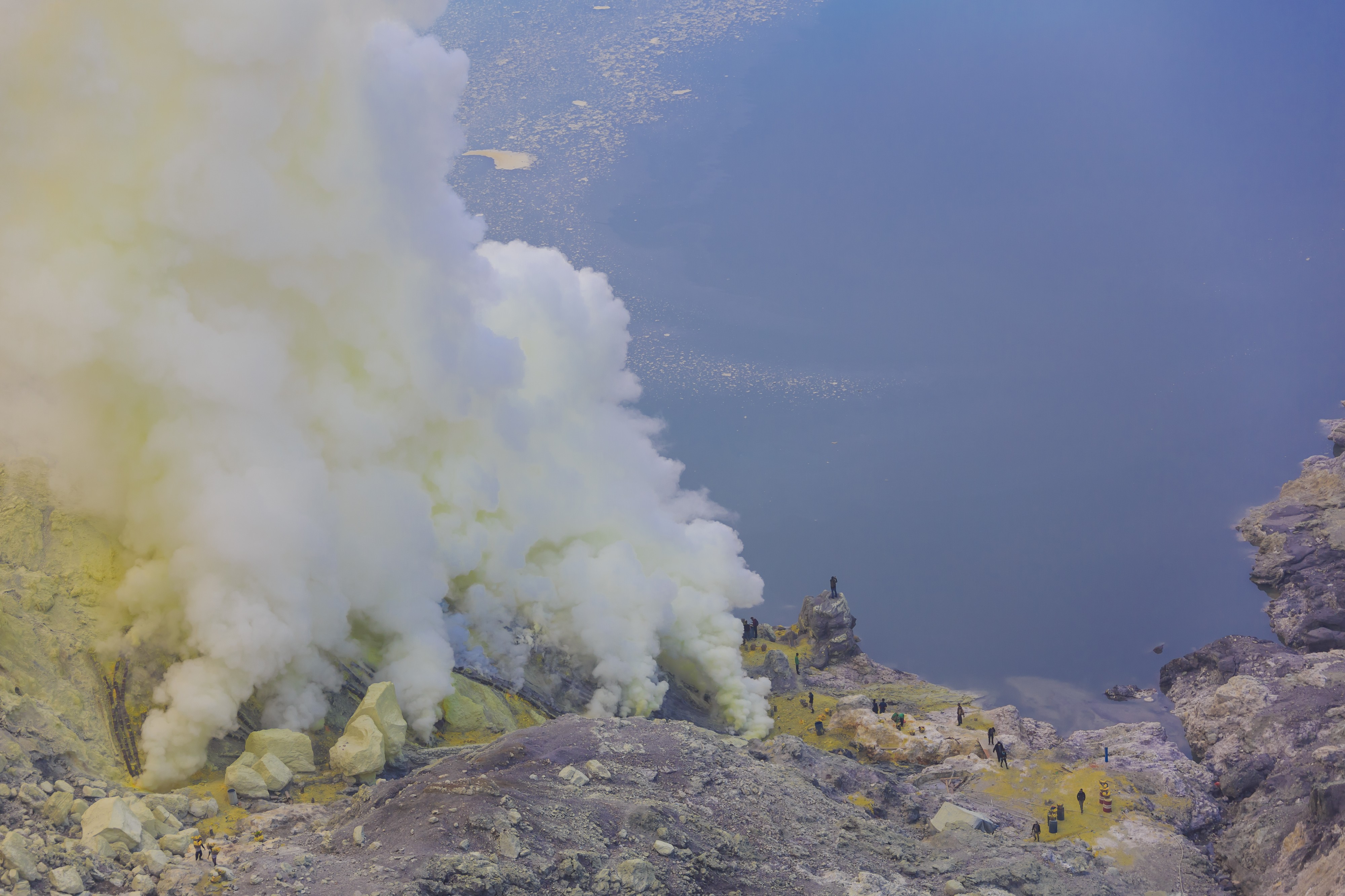 Kawah-Ijen Indonesia The-sulfur-mine-at the-floor-of-the-crater-01
