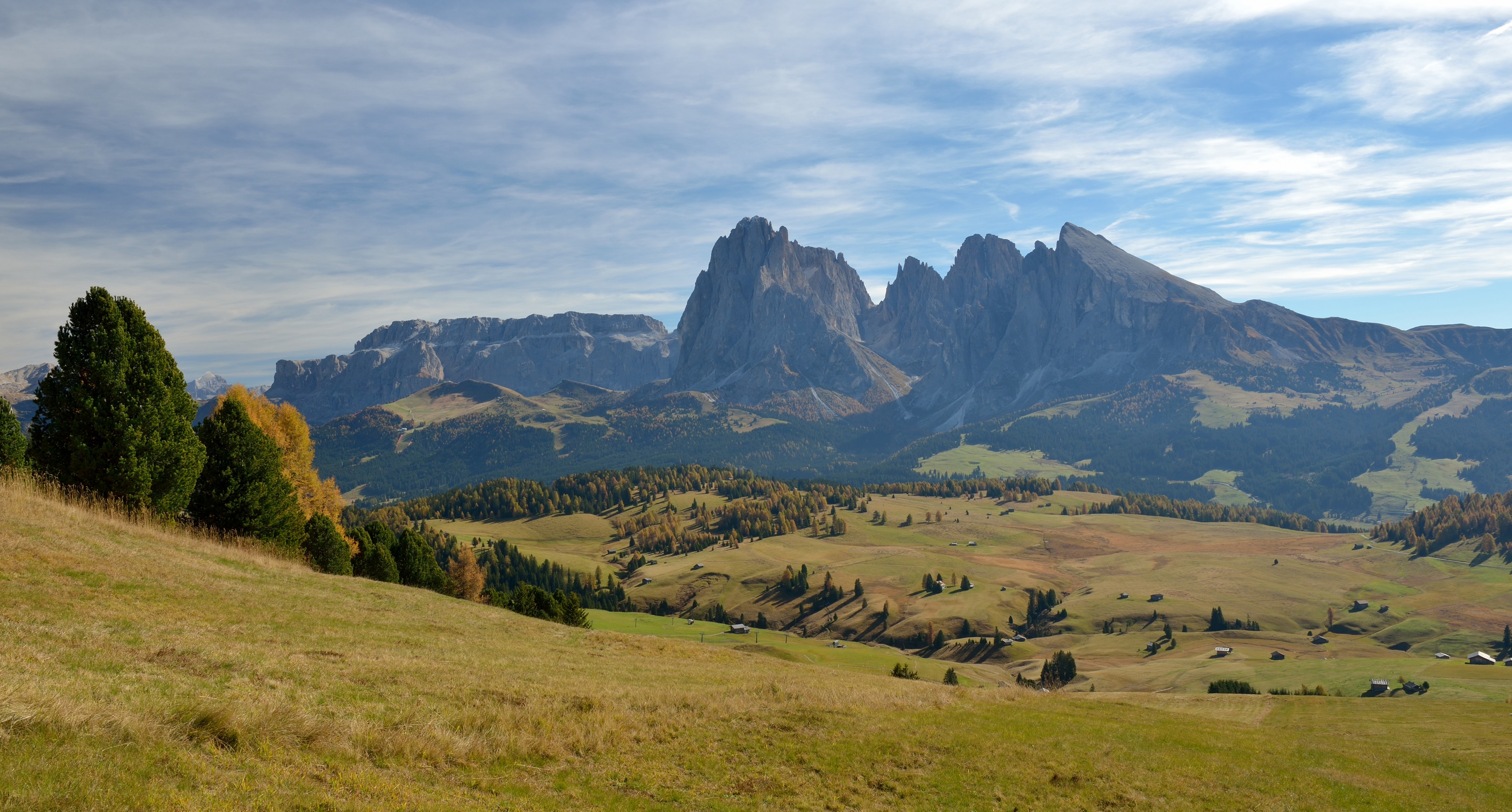 Mont de Seuc y l Saslong da Col de Mezdi