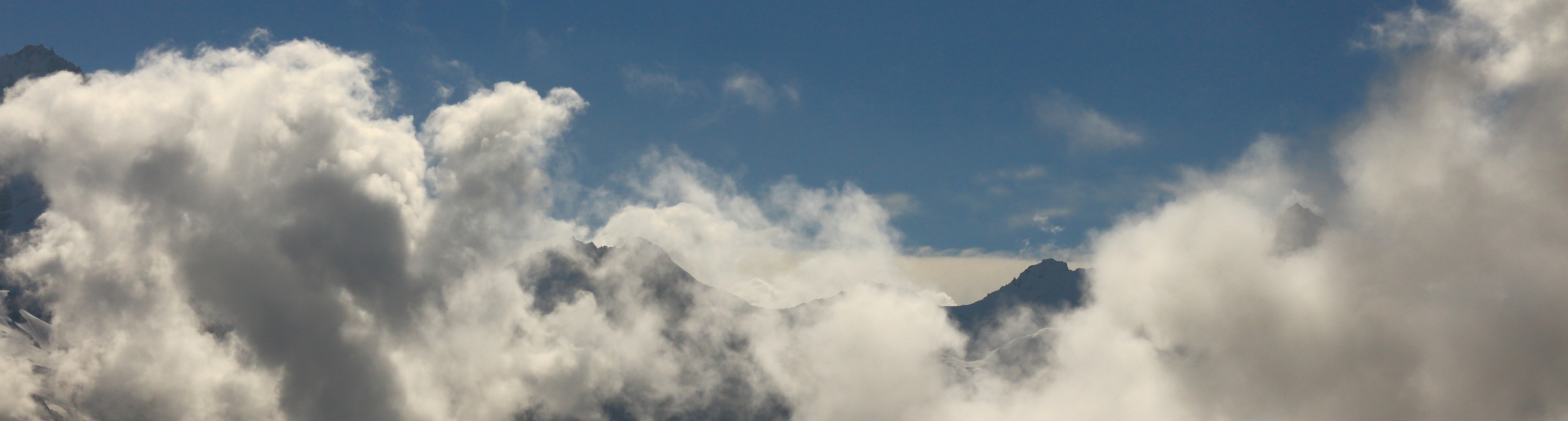 Sorebois Val d'Anniviers (2438 m). Zicht op bergen en wolken boven Zinal 01