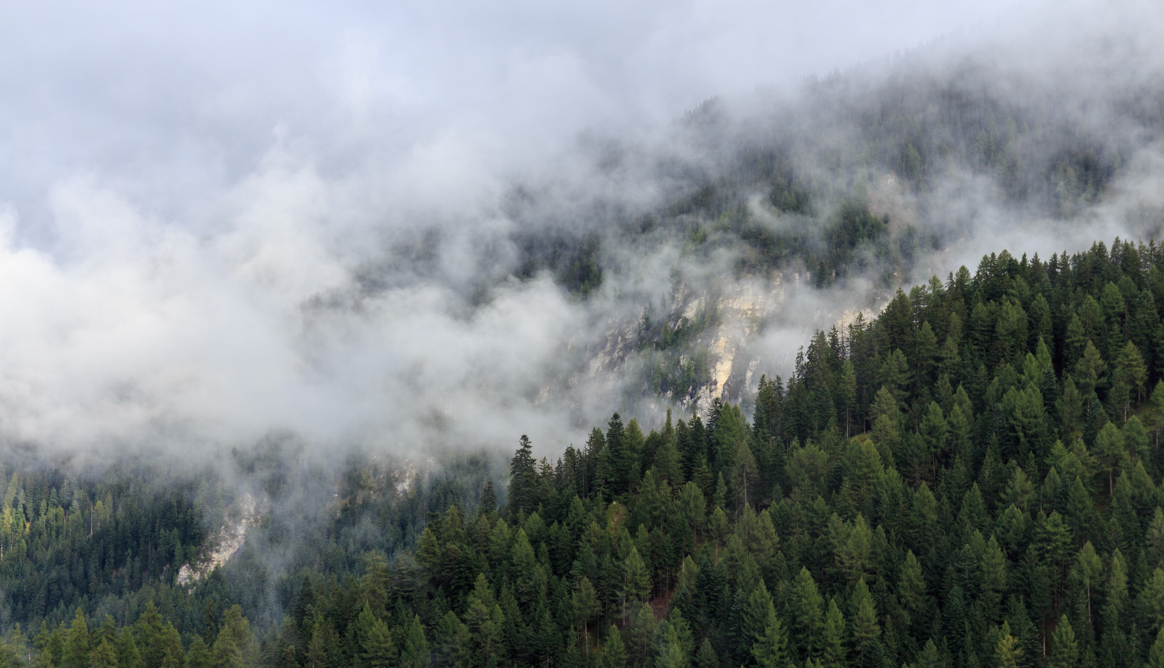 Tschiertschen (1350 meter). Zicht op bergen vanaf het balkon van het hotel 03