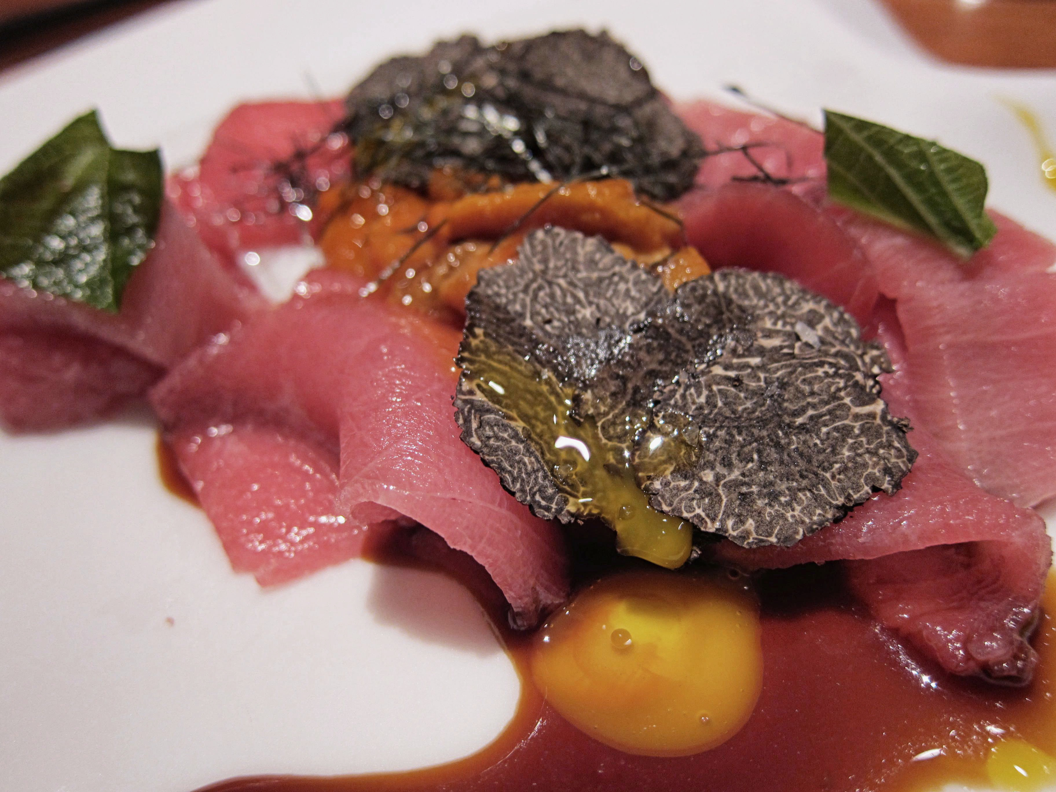 Toro con erizo de mar y trufa