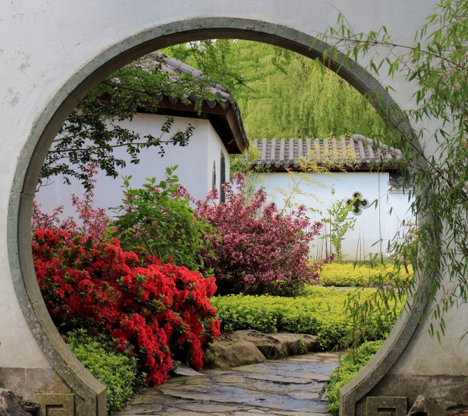 Doorgang in muur. Locatie, Chinese tuin Het Verborgen Rijk van Ming in de (Hortus Haren Groningen)