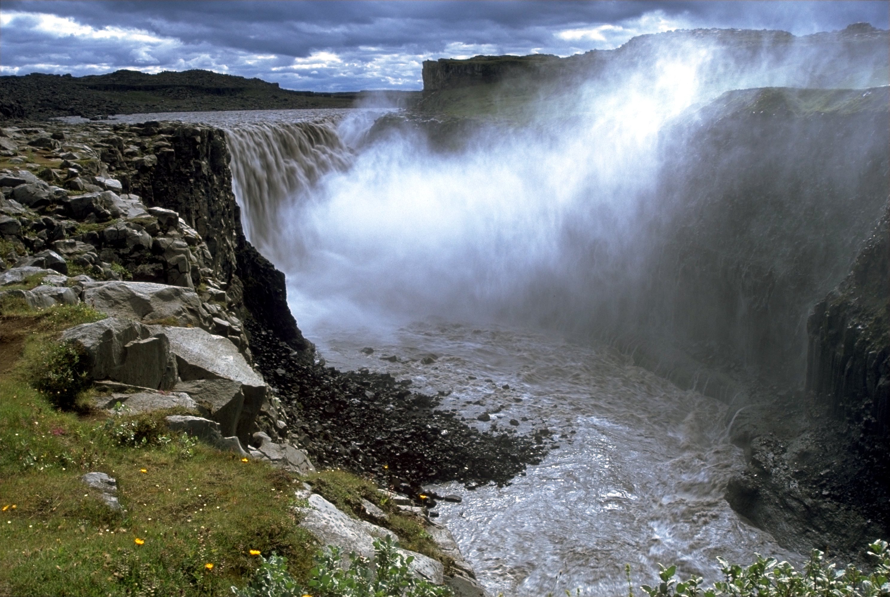 DettifossWithSprayAgainstCanyonWall