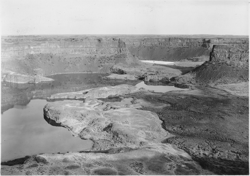 Dry Falls, near Coulee City, Washington - NARA - 294037