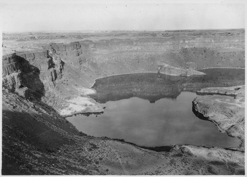 Dry Falls near Coulee City, Washington. This is near the southern termination of Grand Coulee proper. The falls were... - NARA - 294036