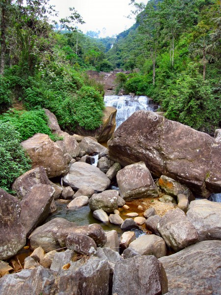 Flickr - ronsaunders47 - A WATERFALL AND BOULDERS. SRI LANKA.