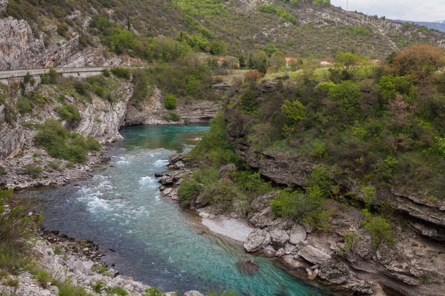 Río Moraca, norte de Podgorica, Montenegro, 2014-04-14, DD 01