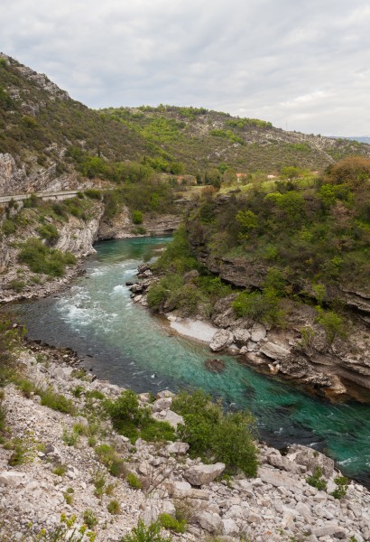 Río Moraca, norte de Podgorica, Montenegro, 2014-04-14, DD 02