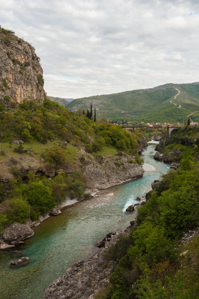 Río Moraca, norte de Podgorica, Montenegro, 2014-04-14, DD 03