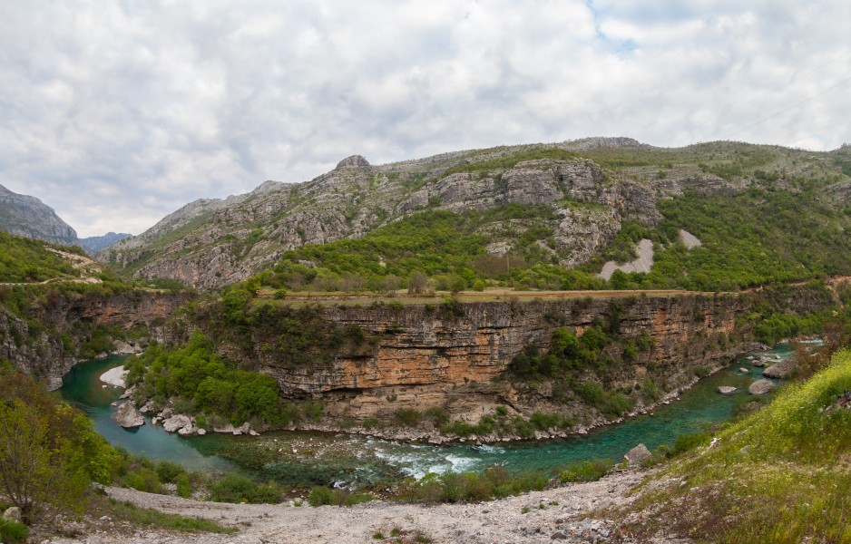 Río Moraca, norte de Podgorica, Montenegro, 2014-04-14, DD 10