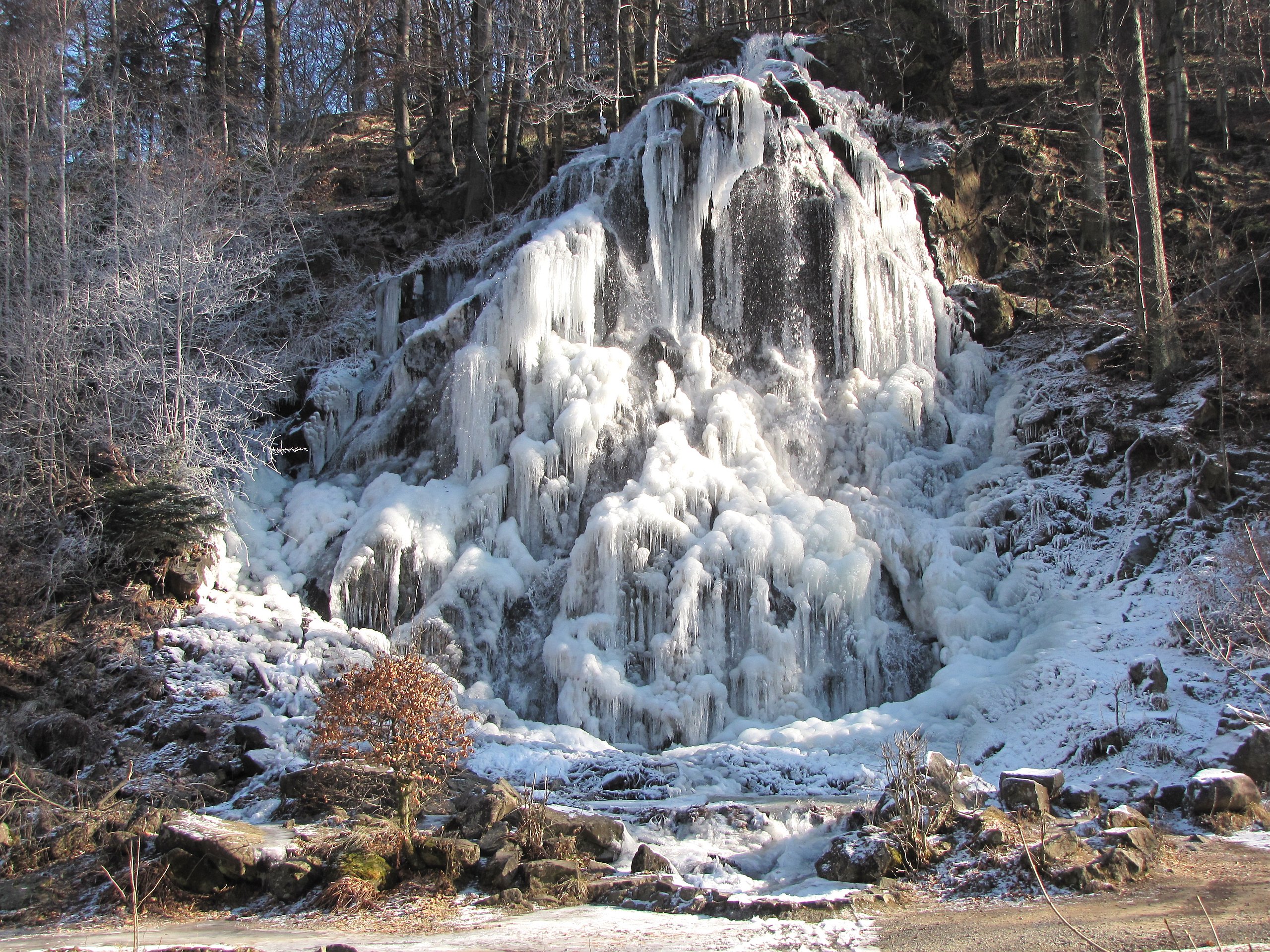 RadauWasserfallGefroren2