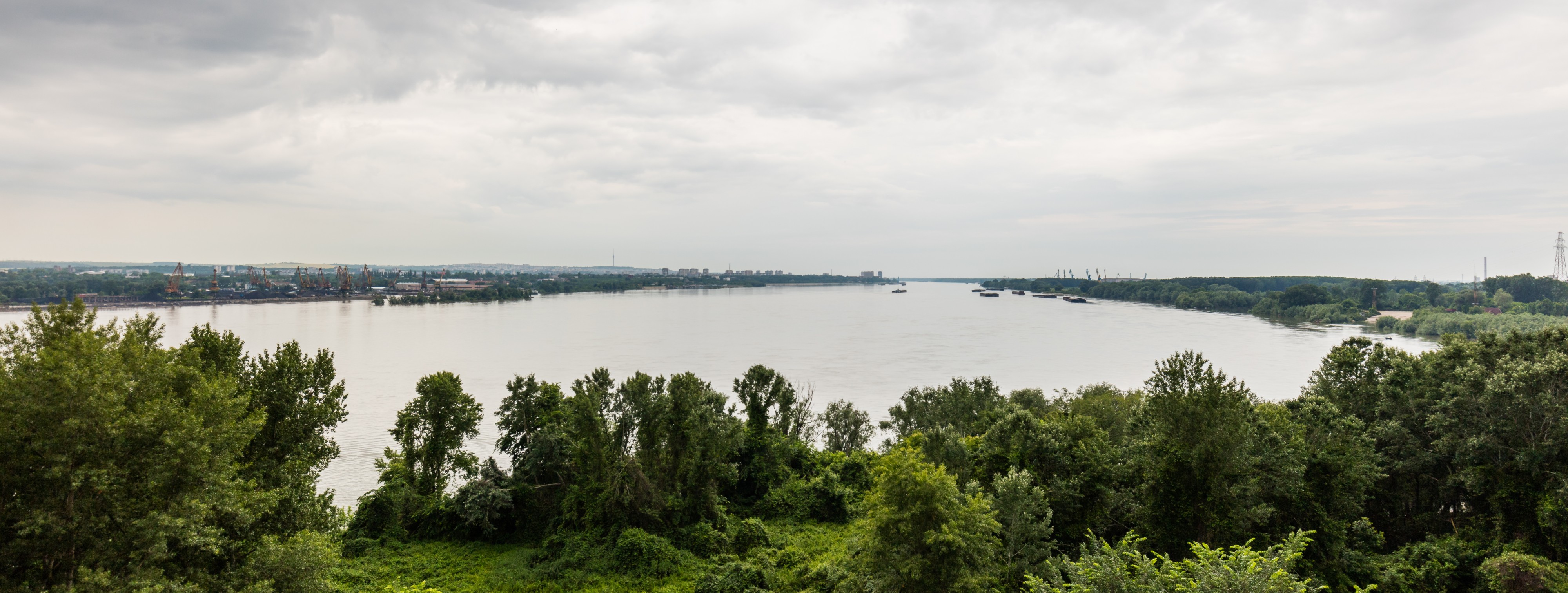 Danubio a su paso por Ruse, Bulgaria, 2016-05-27, DD 01