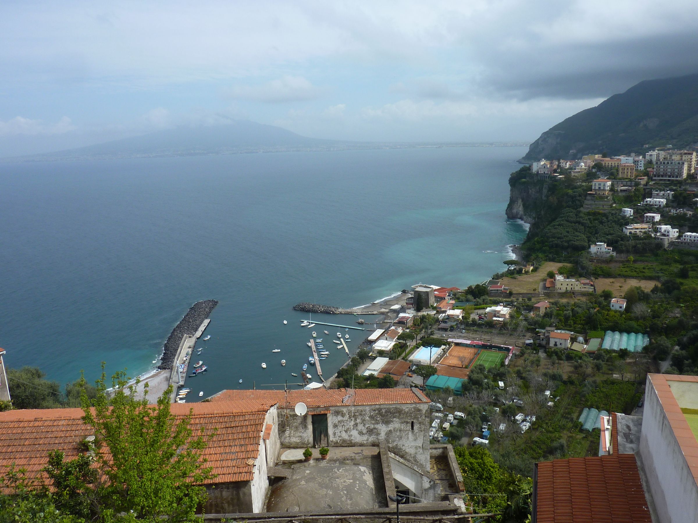 Blick über Vico Equense und den Golf von Neapel