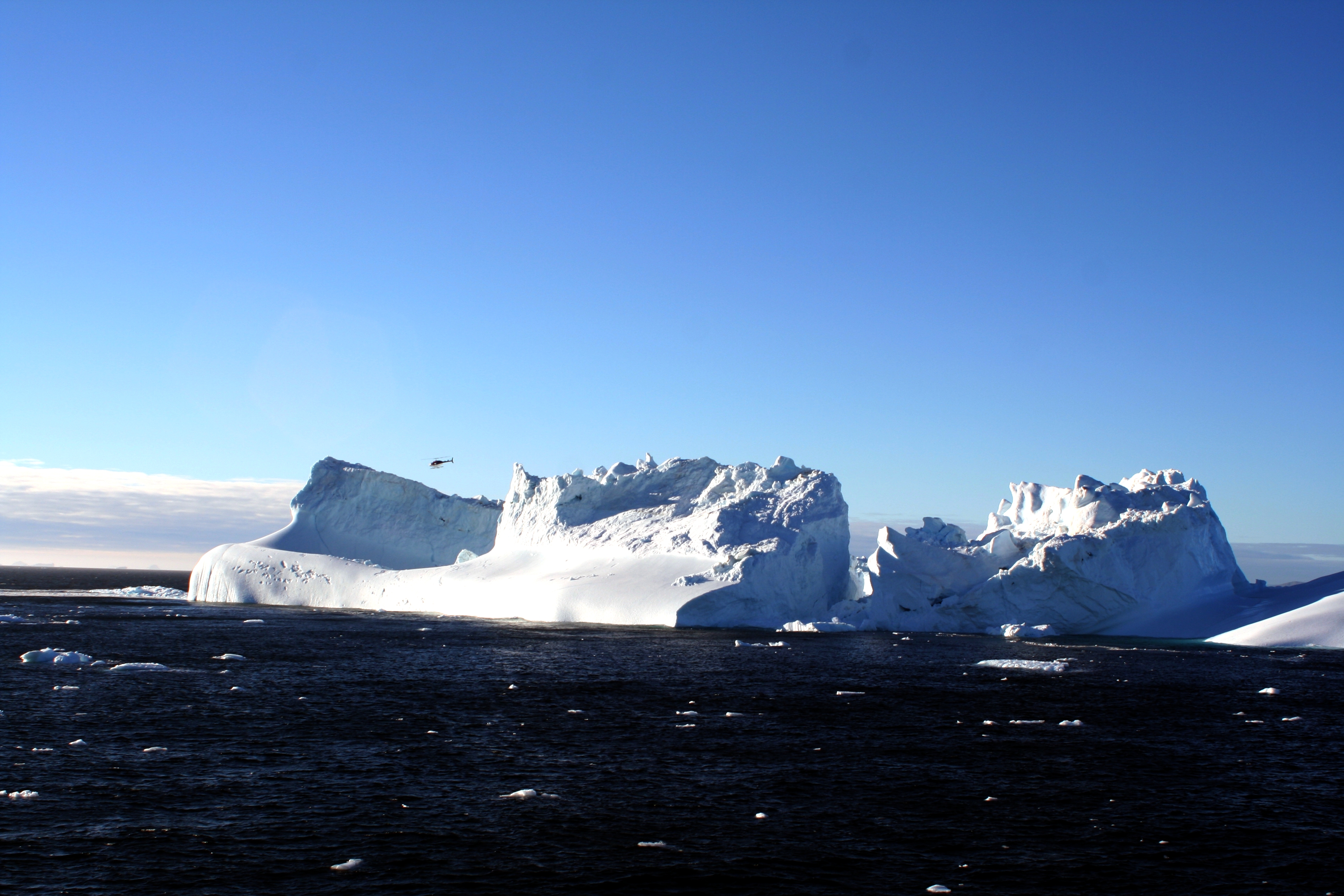 Iceberg and helicopter IMG 7961