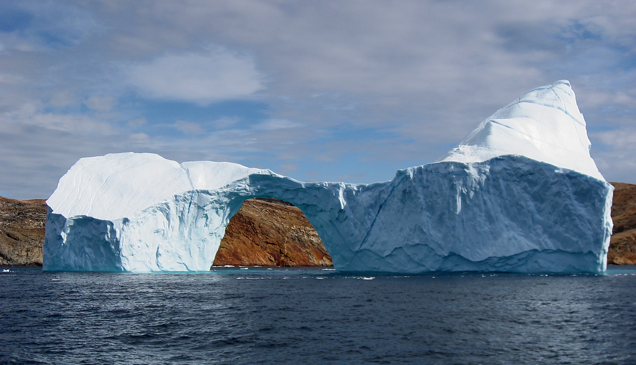 Iceberg with hole near Sandersons Hope 2007-07-28 2