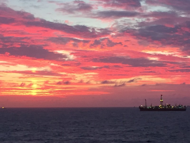 Nascer do Sol na Bacia de Santos e uma plataforma