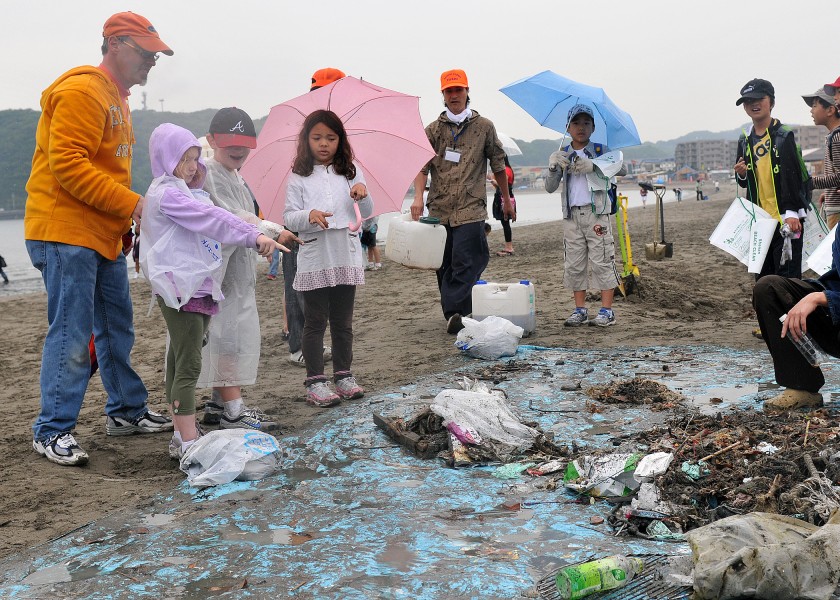 US Navy 100609-N-2013O-004 Scott Finlay, principal of Ikego Elementary School at Fleet Activities Yokosuka, and students conduct a beach clean-up at Zushi Beach