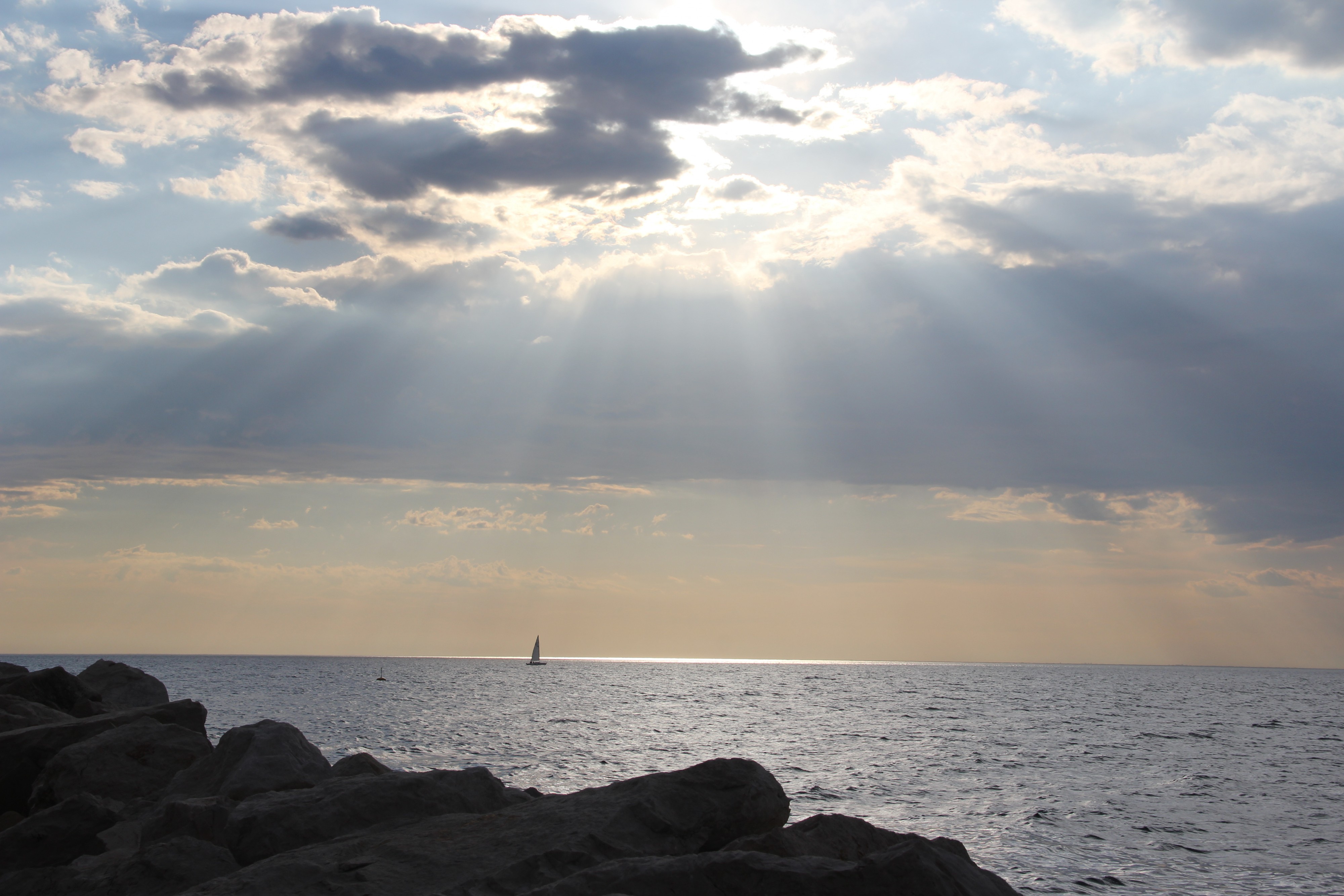 Eslovenia seaside crepuscular rays 0001