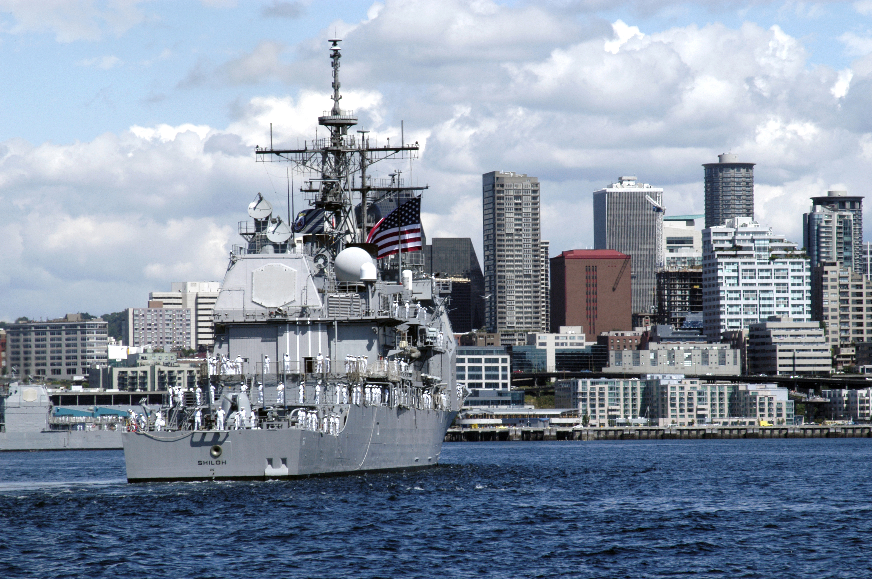 US Navy 040805-N-0683J-674 The guided missile cruiser USS Shiloh (CG 67) enters Seattle during the parade of ships, a part of Seattle's traditional summer festival, the Seattle Seafair Fleet Week