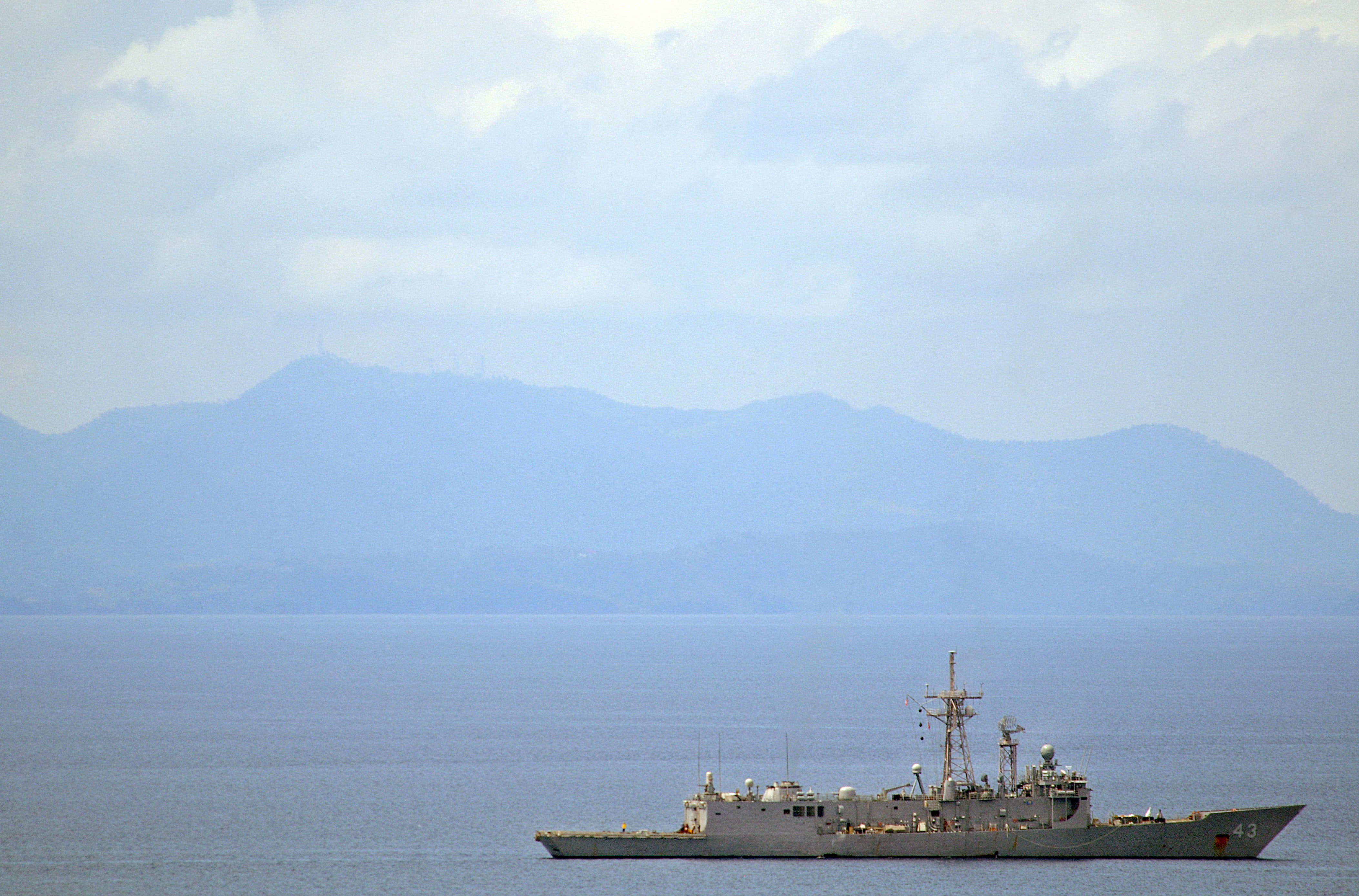 USS Thach (FFG 43), assigned to the Ronald Reagan Carrier Strike Group, transits the Sulu Sea off the coast of Iloilo, Philippines, June 30, 2008, in support of humanitarian aid missions in the area 080630-N-HX866-015
