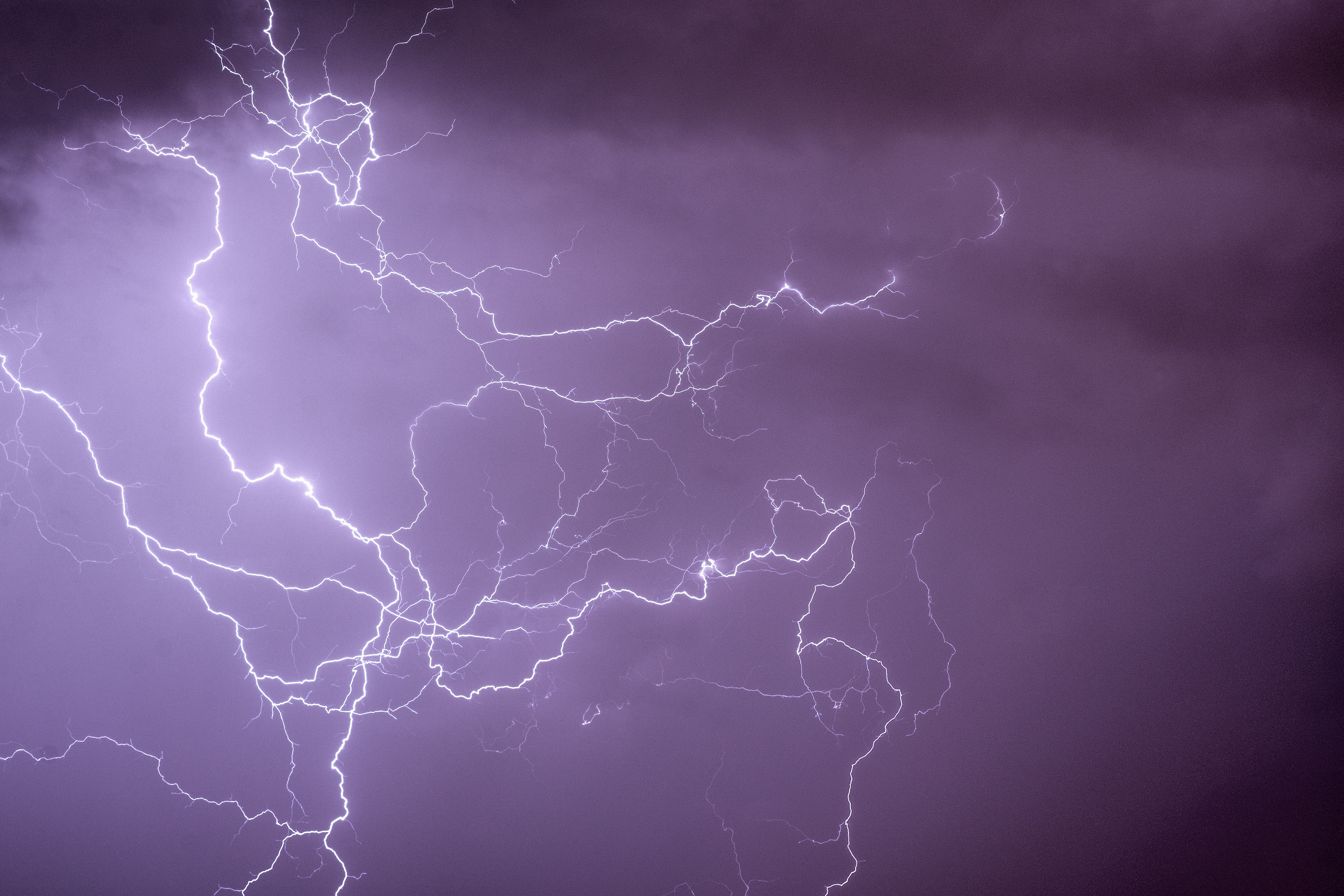 Cloud-to-cloud ramified lightning discharges