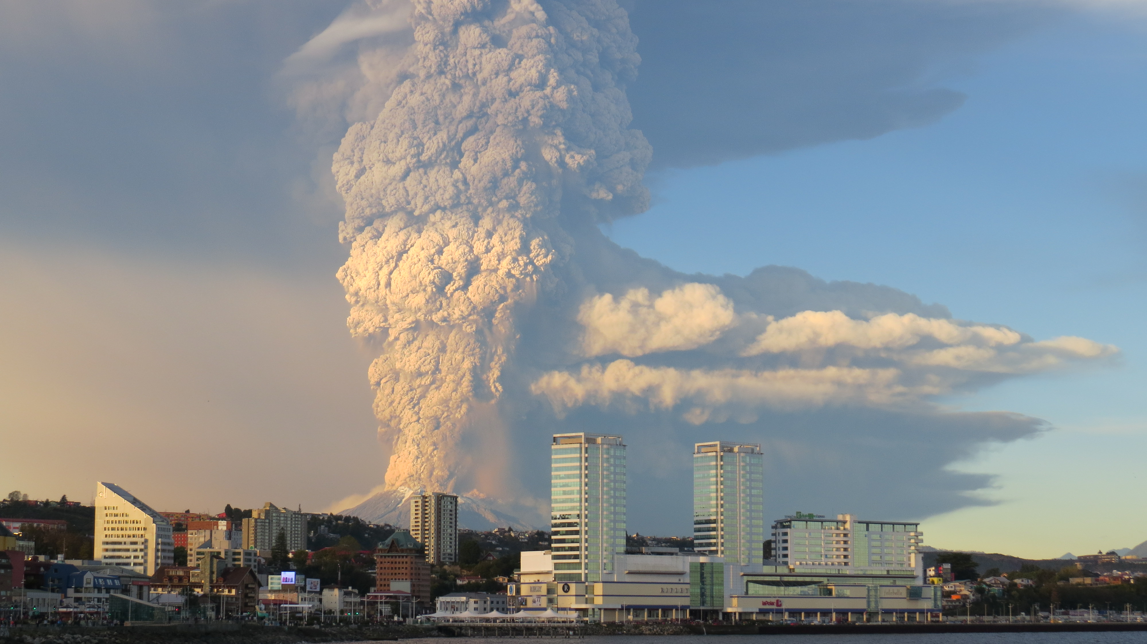 Erupción Volcán Calbuco (17062565578)