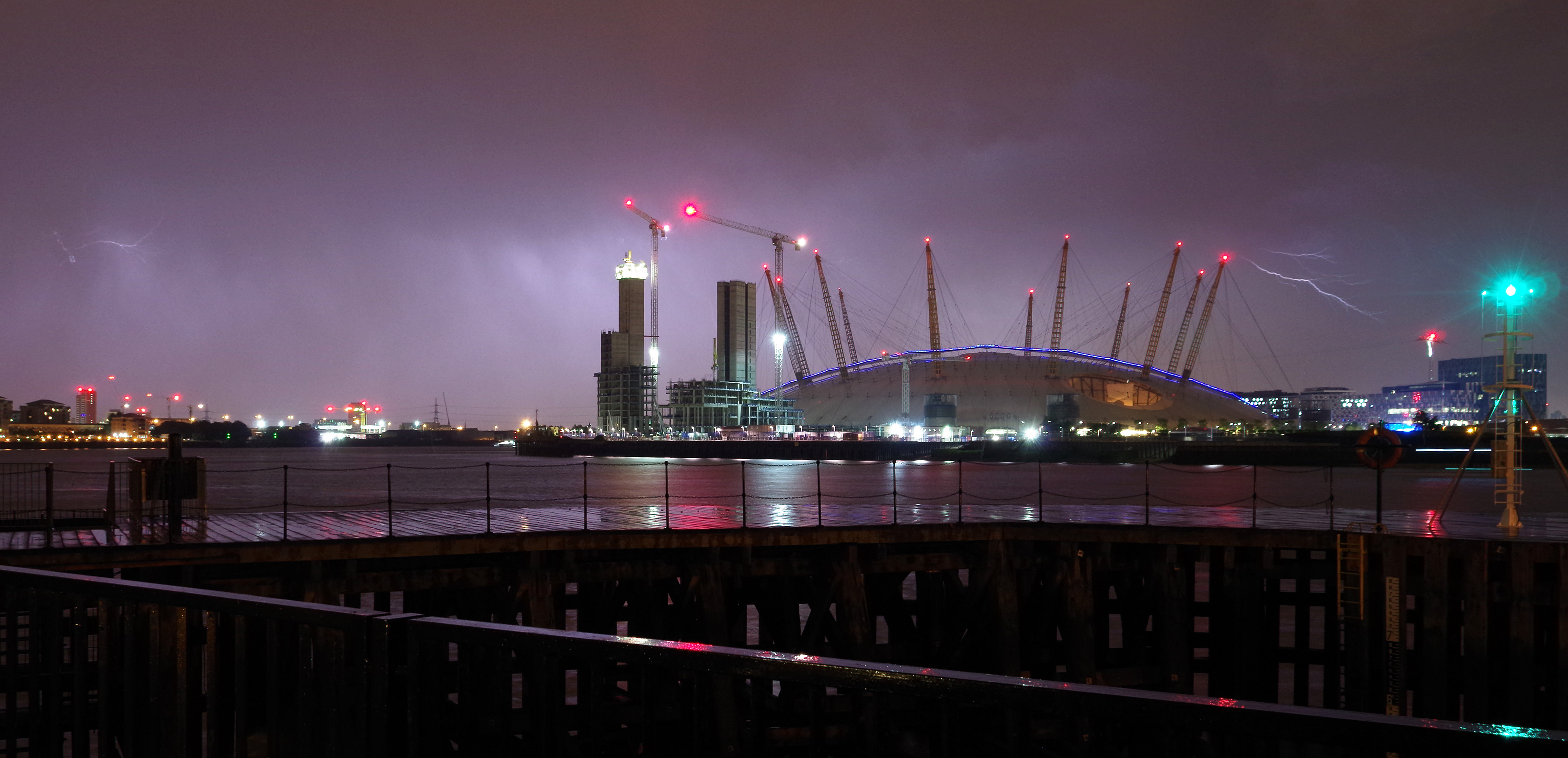 London MMB »1E7 River Thames, Millennium Dome and Lightning