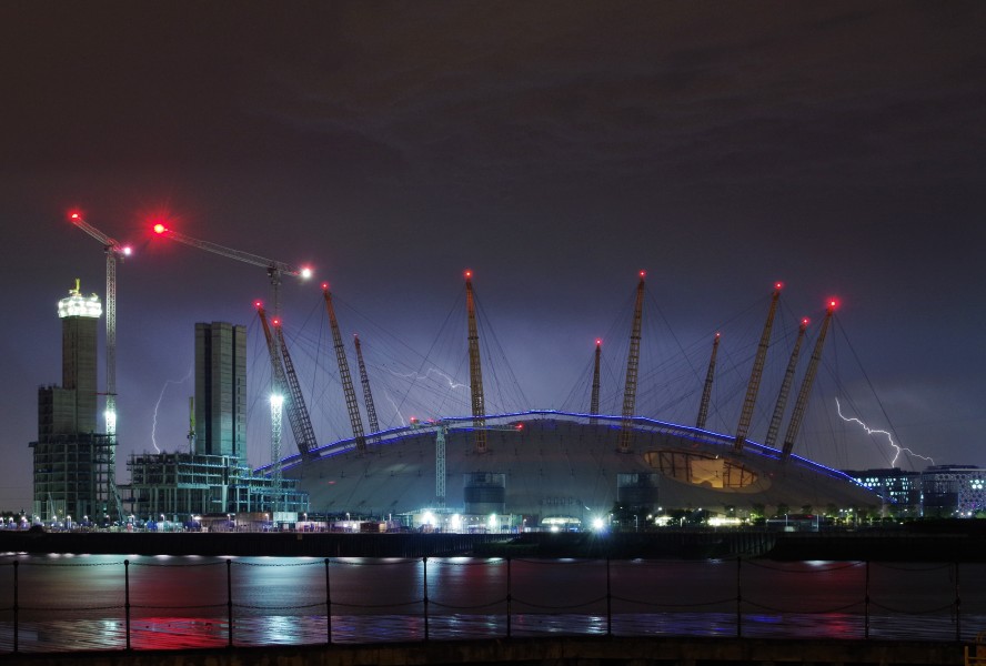London MMB »1F0 River Thames, Millennium Dome and Lightning
