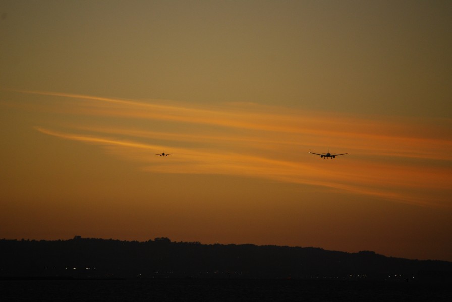 SFO runways 28 L and R approach from the southwest (6848890844)