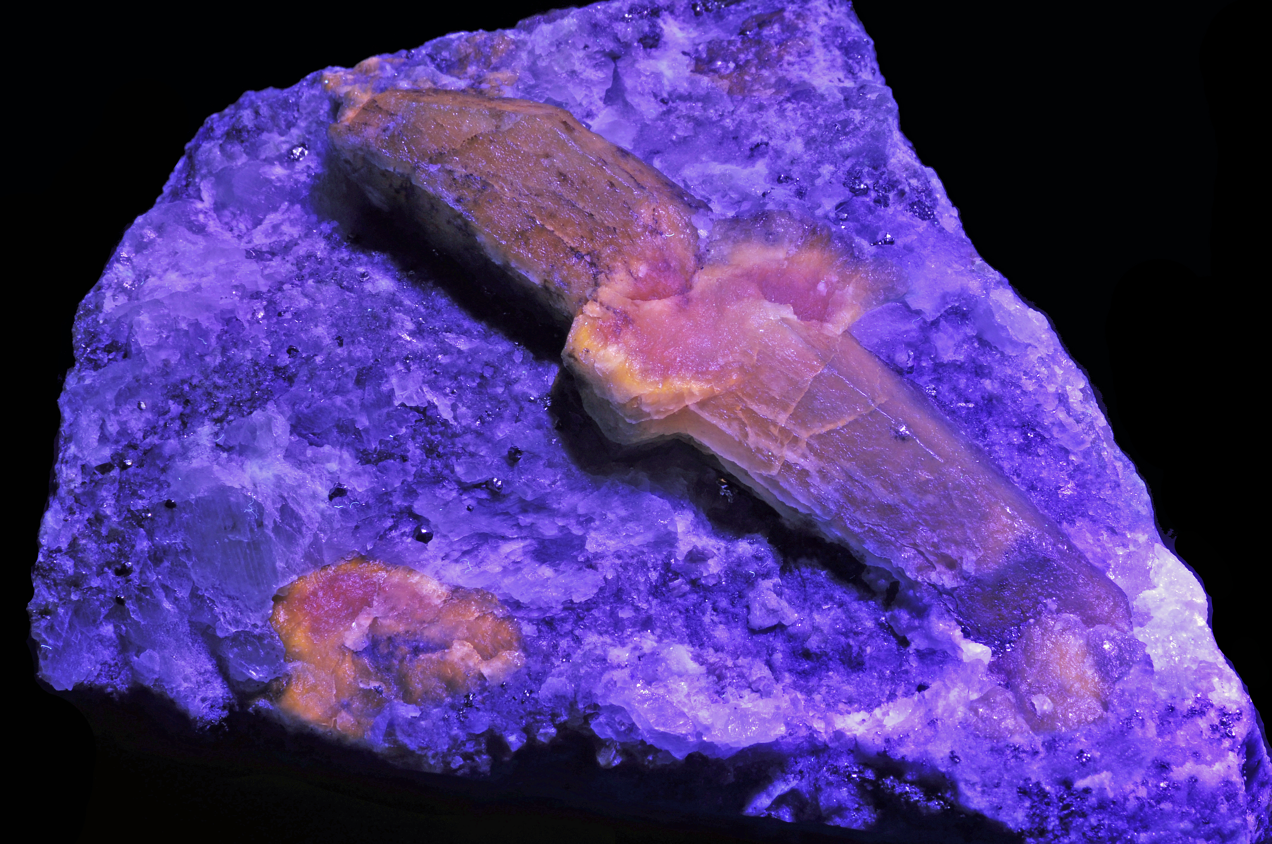 Afghanite, pyrite, calcite sous UVL