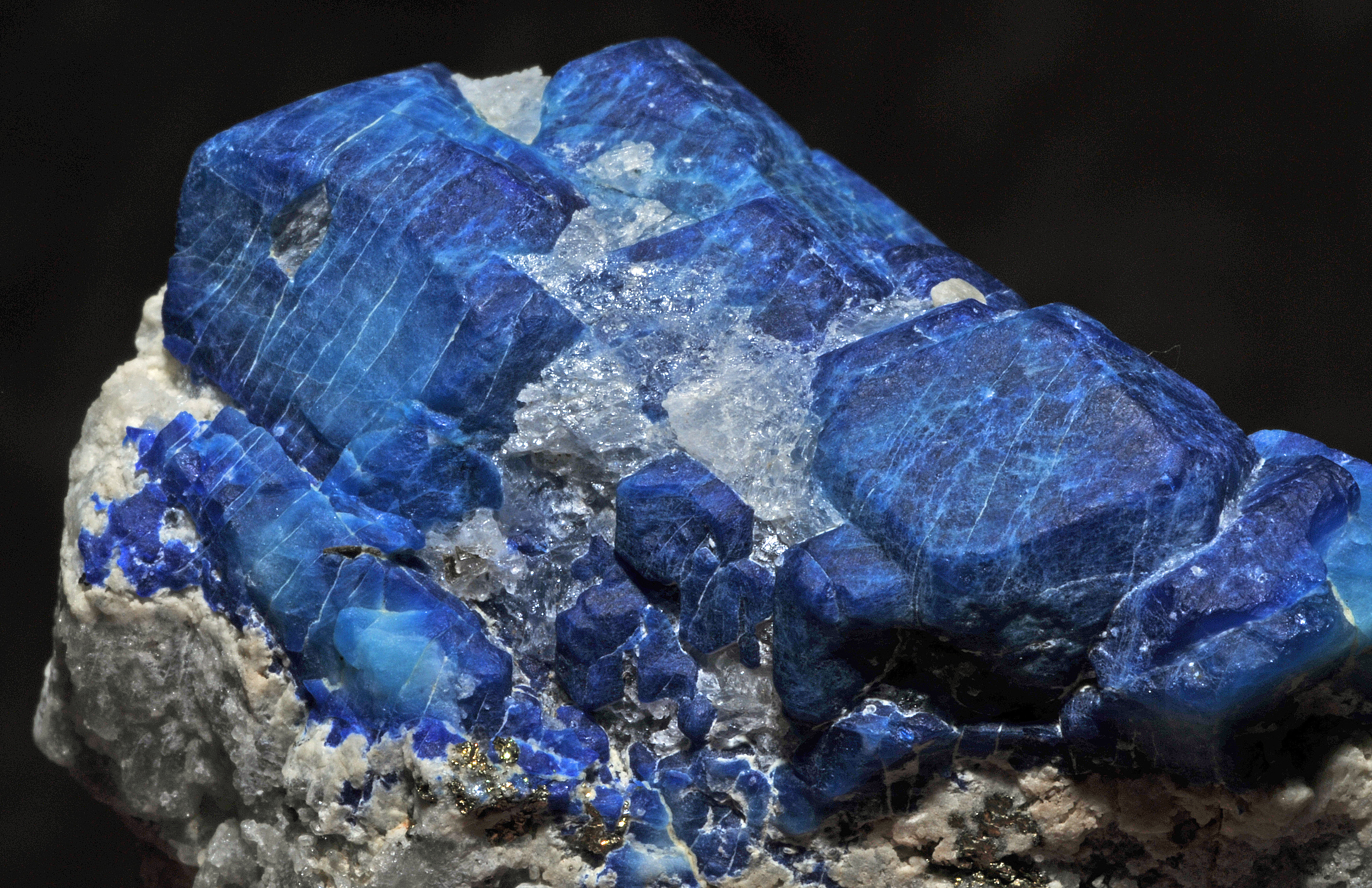 Afghanite sur gangue de calcite (Afghanistan) 