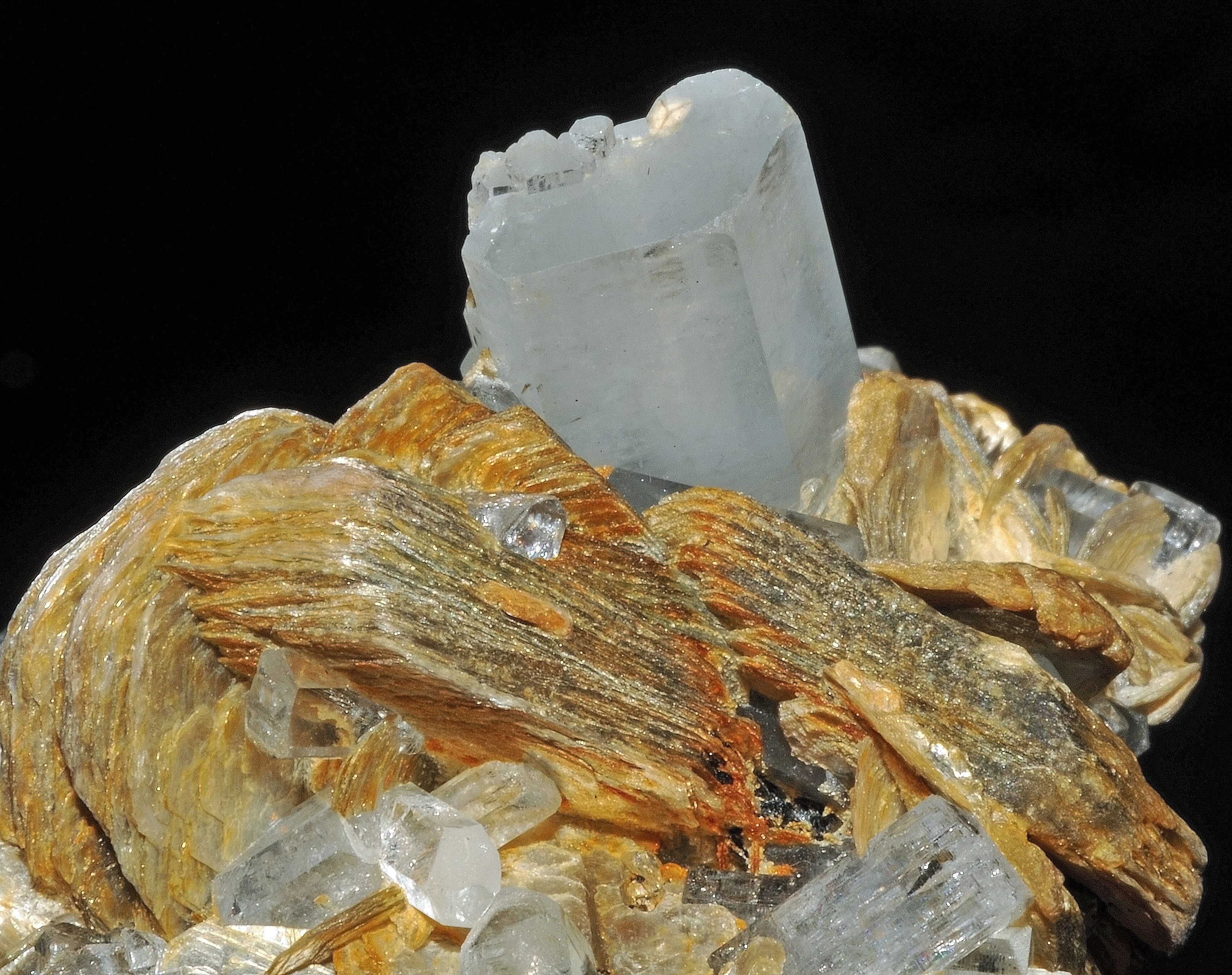 Aigue-marine, muscovite, schorl 1