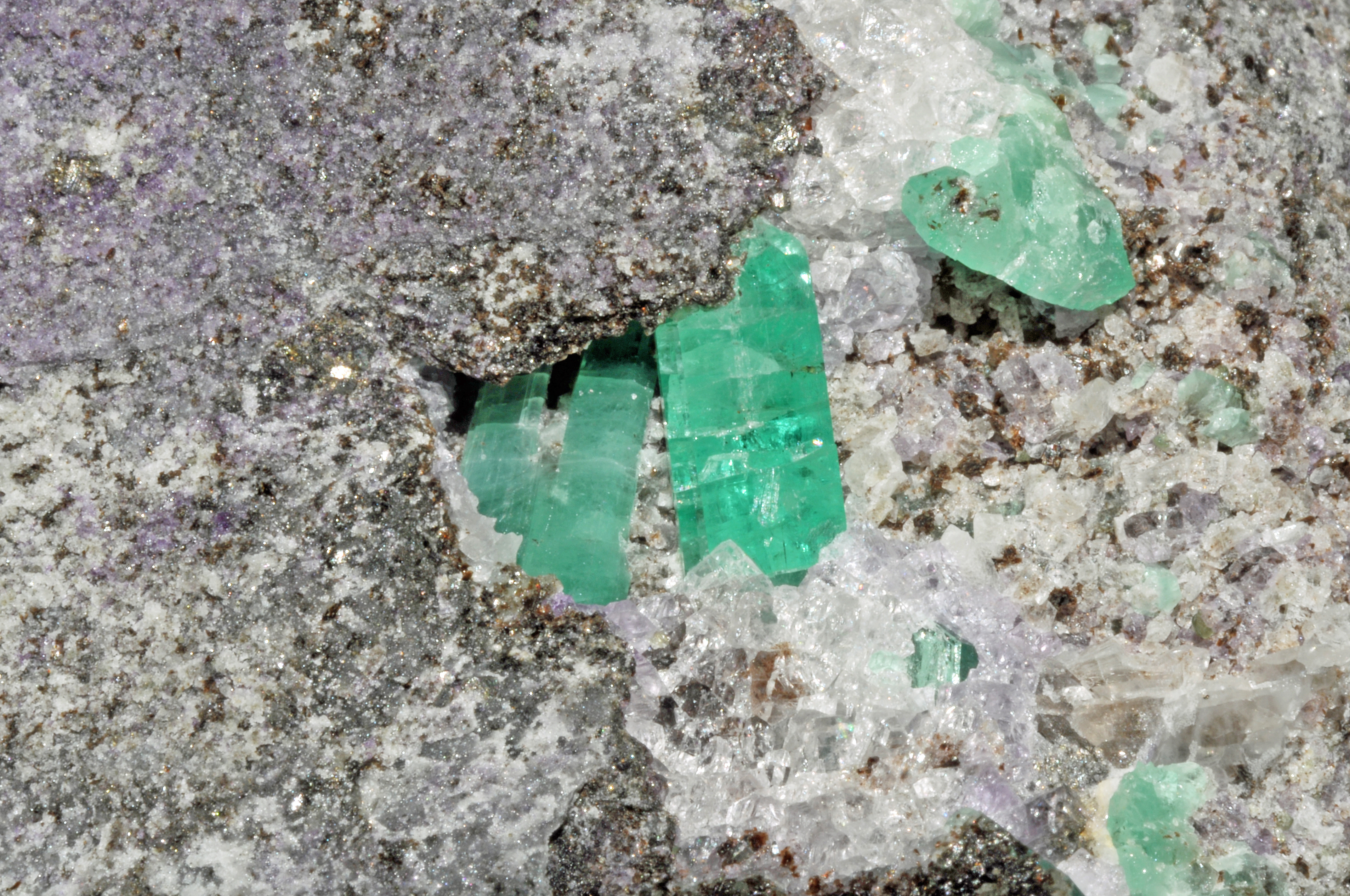 Béryl var. émeraude, calcite et pyrite (Wenshan Zhuangzumiaozu, Yunnan - China) 
