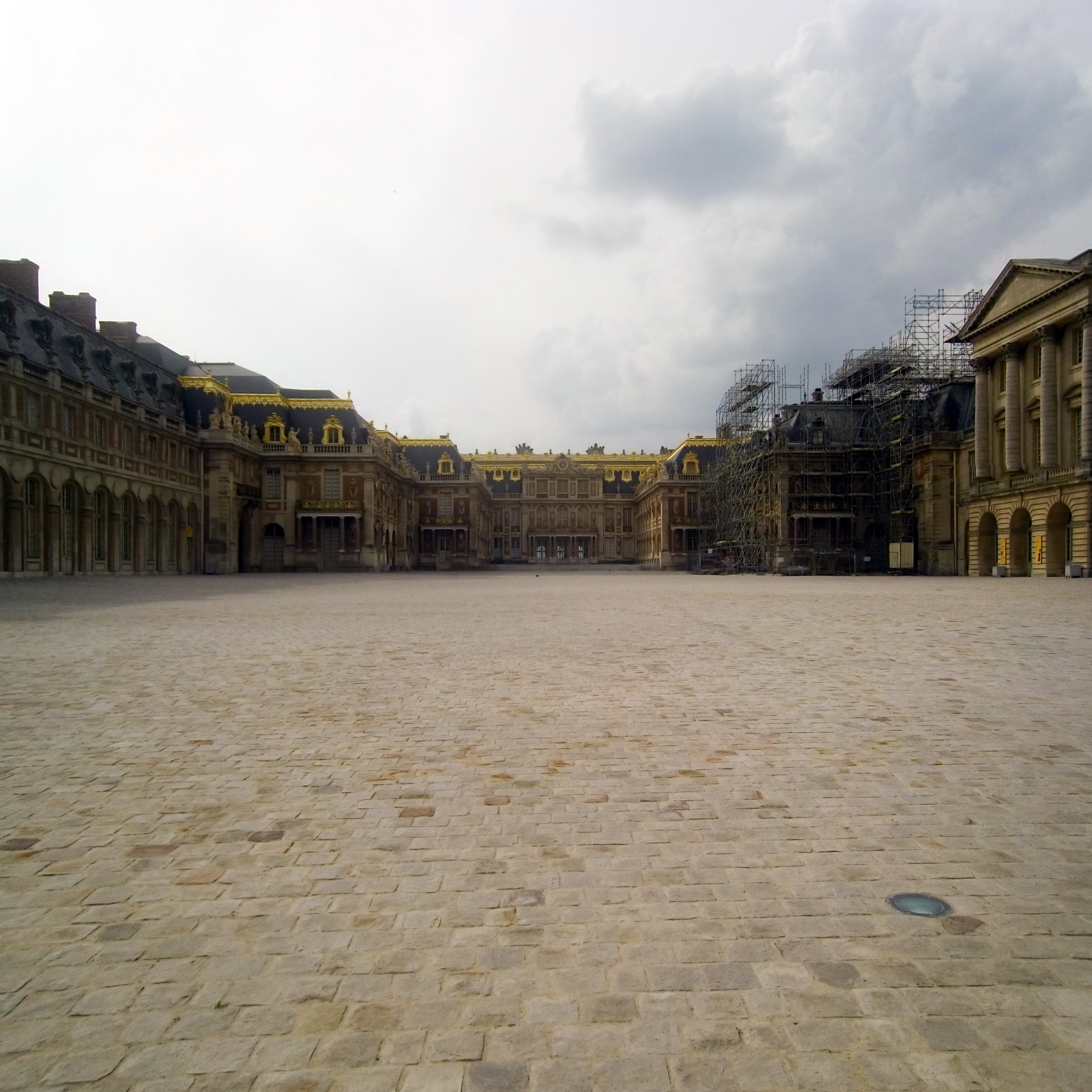 Cour royale du Château de Versailles vide