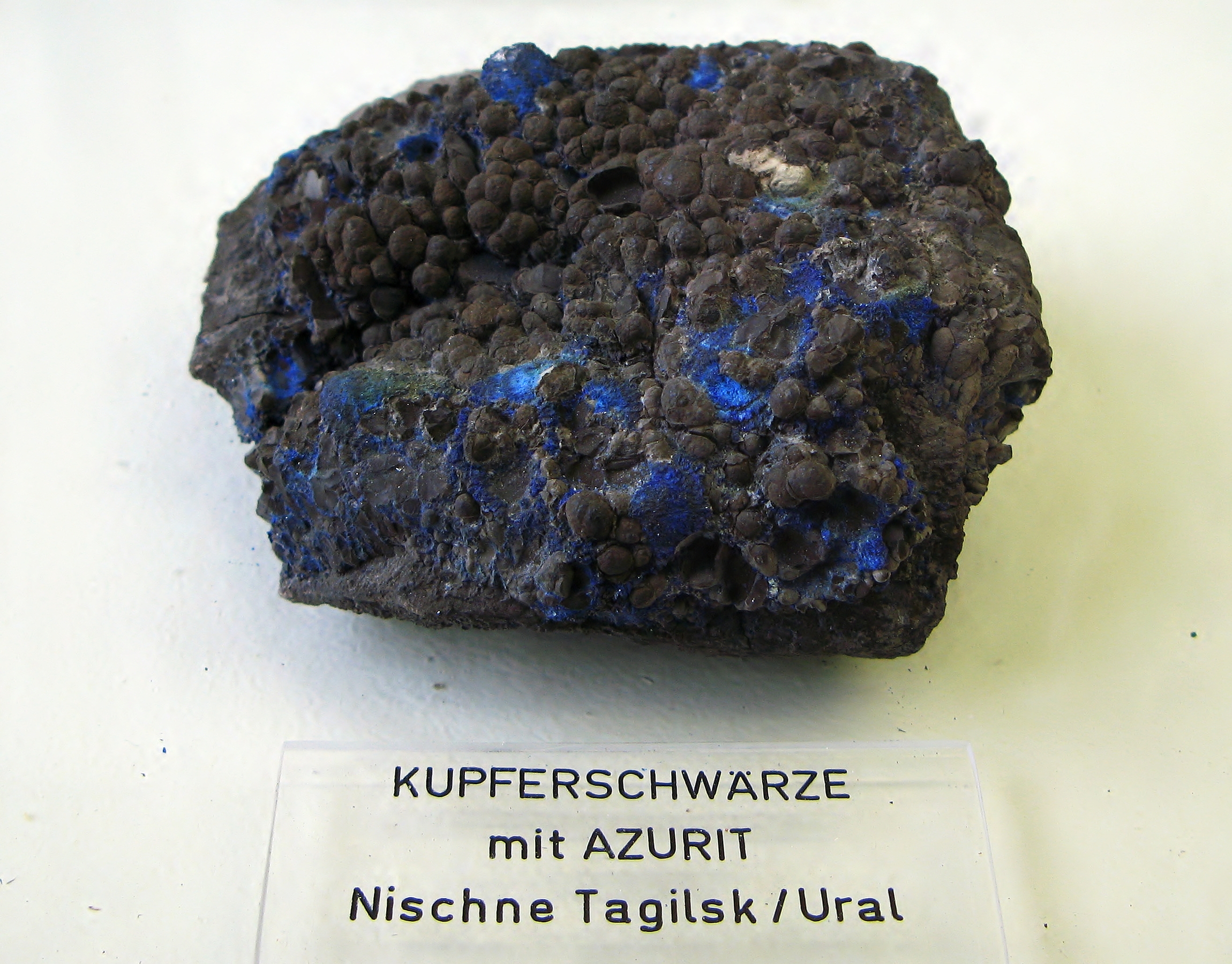 Kupferschwärze (Tenorit) mit Azurit - Nischne Tagilsk, Ural
