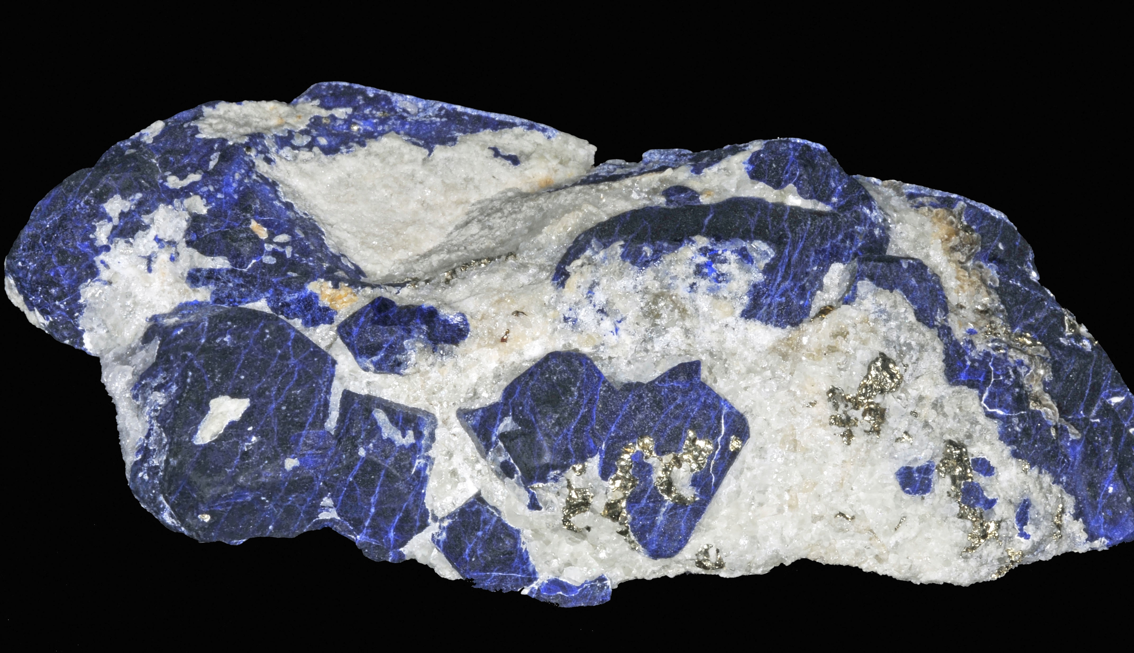 Lazurite, pyrite, calcite 1