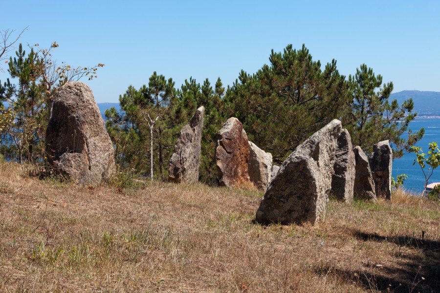 Aliñamento megalítico. Área recreativa San Roque. Ribeira. Galiza R17