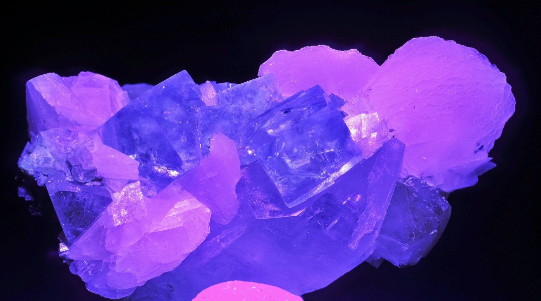 Fluorite, calcite, scheelite, quartz sous UV 1